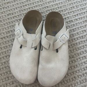 Birkenstock Boston clogs in antique white